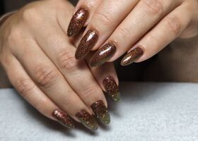 Dlouhé nehty v podzimních tónech – Modeláž nehtů Brno – Nehty Ilona