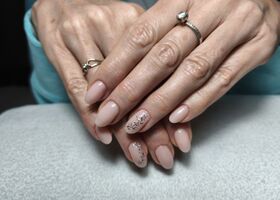 Decentní nehty v nude odstínu se stříbrnými lístky – Úprava nehtů – Nehty Ilona