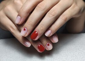 Krátké nehty v přírodním odstínu v kombinaci s červenou a srdíčky – Gelové nehty Brno – Nehty Ilona