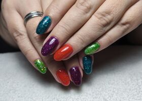 Třpytivé nehty v barvách podzimu – Manikúra Brno – Nehty Ilona