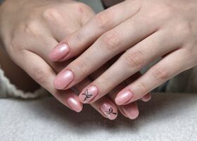 Krátké jemné nehty se stříbrnými mašlickami – Gelové nehty fotografie – Nehty Ilona