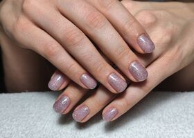 Krátké nehty s holografickými odlesky – Nehty Brno – Nehty Ilona