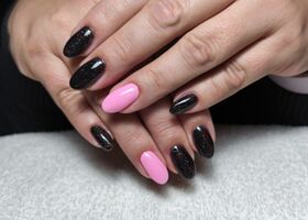 Černé třpytivé nehty s růžovými prsteníčky – Gelové nehty Brno – Nehty Ilona