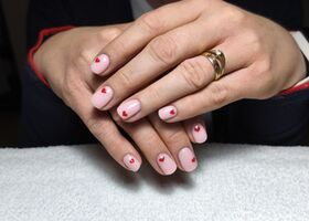 Krátké růžové nehty s červenými srdíčky – Úprava nehtů – Nehty Ilona