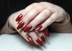 Dlouhé rudé nehty s jemnými odlesky – Nehtové studio Brno – Nehty Ilona