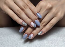 Šedé nehty se stříbrným zdobením – Modeláž nehtů Brno – Nehty Ilona