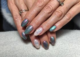 Magnetický gel a sněhové vločky – Nehtové studio Brno – Nehty Ilona