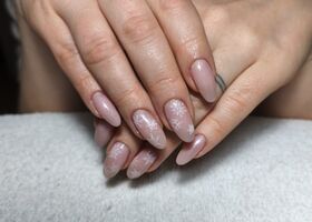 Dlouhé jemné nehty s vločkami – Nehty Brno – Nehty Ilona