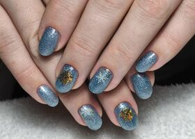 Krátké nehty s modrým magnetickým gelem a vločkami – Gelové nehty fotografie – Nehty Ilona