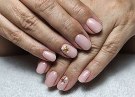 Krátké nehty v růžovém mléčném odstínu s vločkami – Manikúra Brno – Nehty Ilona