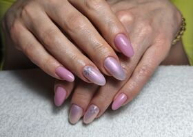 Jemné růžové nehty v kombinaci s perletí – Gelové nehty fotogalerie – Nehty Ilona