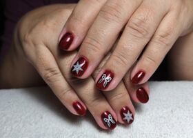Krátké červené nehty s vánočním motivem – Manikúra Brno – Nehty Ilona