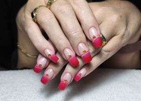 Vánoční nehty s červeným ombré, bílým spider gelem a zlatými hvězdičkami – Gelové nehty Brno – Nehty Ilona