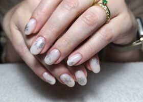 Mléčné nehty se stříbrnými vločkami – Gelové nehty fotogalerie – Nehty Ilona
