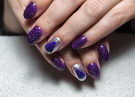 Třpytivé fialové nehty se stromečky – Nehty inspirace – Nehty Ilona