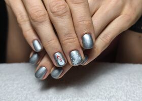 Zimní nehty v kovovém odstínu se sněhulákem a vločkami – Úprava nehtů – Nehty Ilona