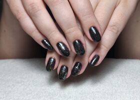 Černé třpytivé nehty s vločkami a panem perníčkem – Nehty inspirace – Nehty Ilona