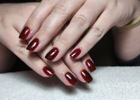 Červené třpytivé nehty – Manikúra Brno – Nehty Ilona