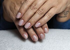 Krátké třpytivé nehty – Úprava nehtů – Nehty Ilona