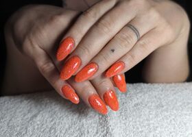 Dlouhé oranžové nehty s barevnými kousky – Nehty Brno – Nehty Ilona