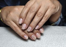 Krátké mléčné nehty s tečkami – Nehty foto – Nehty Ilona