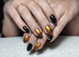 Černé nehty se zlatou a černým spider gelem – Gelové nehty Brno – Nehty Ilona