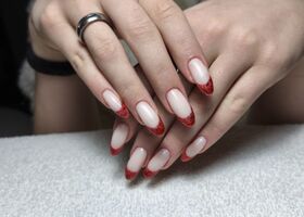 Dlouhé mléčné nehty s třpytivou červenou francouzskou manikúrou – Gelové nehty fotogalerie – Nehty Ilona