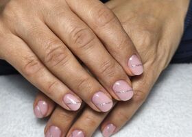 Krátké nehty v jemném růžovém odstínu se stříbrnými linkami – Modeláž nehtů Brno – Nehty Ilona
