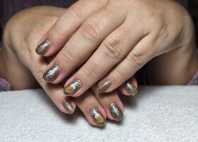 Krátké třpytivé nehty s rukavičkami a vločkami – Nehty Brno – Nehty Ilona