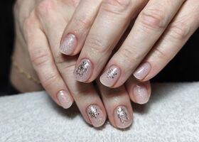 Krátké třpytivé nehty s panem perníčkem a stříbrnými vločkami – Gelové nehty fotografie – Nehty Ilona