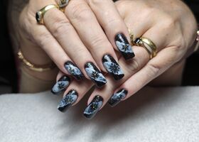 Dlouhé černé a třpytivé nehty s černými vločkami – Nehty inspirace – Nehty Ilona