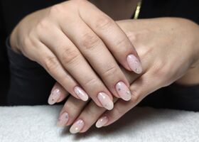 Mléčné nehty se stříbrnými hvězdičkami – Gelové nehty fotogalerie – Nehty Ilona