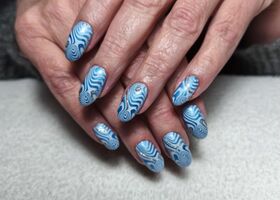 Modré nehty s bílými razítky a stříbrným zdobením – Nehty Brno – Nehty Ilona