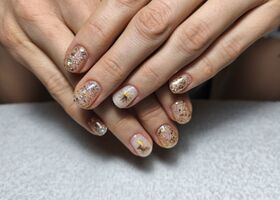 Krátké třpytivé nehty – Úprava nehtů – Nehty Ilona