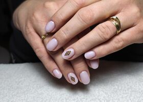Krátké jemně růžové nehty se zlatými aplikacemi – Manikúra Brno – Nehty Ilona