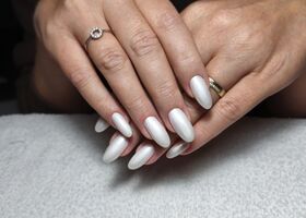 Delší nehty v perlovém odstínu – Nehtové studio Brno – Nehty Ilona