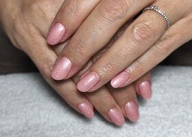 Krátké nehty v béžovém odstínu s diamantovým prachem – Manikúra Brno – Nehty Ilona