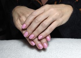 Krátké růžové nehty se třpytivým topem – Nehtové studio Brno – Nehty Ilona