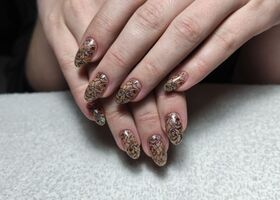 Nehty se zlatými odlesky a černými razítky – Nehty foto – Nehty Ilona