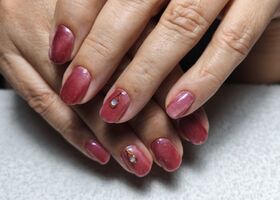 Červený magnetický gel se zlatými ozdobami – Gelové nehty fotografie – Nehty Ilona