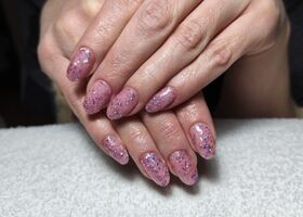 Růžový třpytivý gel na nehtech – Nehtové studio Brno – Nehty Ilona