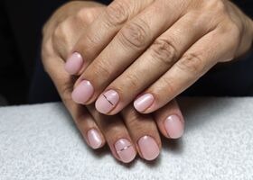 Jemné krátké nehty se stříbrnými proužky – Nehtové studio Brno – Nehty Ilona