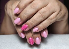 Krátké růžové nehty s razítkem – Gelové nehty fotogalerie – Nehty Ilona
