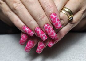 Dlouhé nehty s razítkovými srdíčky – Gelové nehty Brno – Nehty Ilona