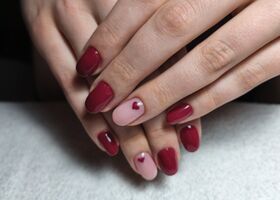 Tmavě červené nehty se srdíčky – Manikúra Brno – Nehty Ilona