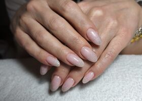 Jemné nehty se třpytkami do ztracena – Nehtové studio Brno – Nehty Ilona