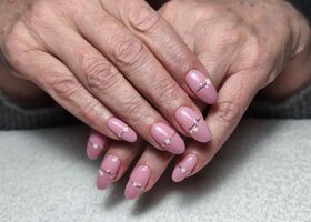 Růžové nehty s jemnými kytičkami – Gelové nehty fotogalerie – Nehty Ilona