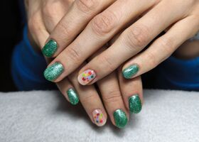 Krátké nehty se zeleným magnetickým gelem – Nehty Brno – Nehty Ilona