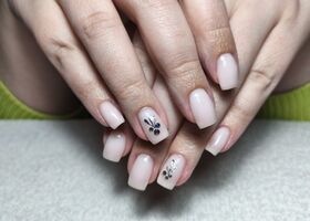 Mléčné nehty se stříbrnými ozdobami – Nehty inspirace – Nehty Ilona