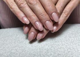 Nehty v tělové barvě s růžovými motýlky – Gelové nehty Brno – Nehty Ilona